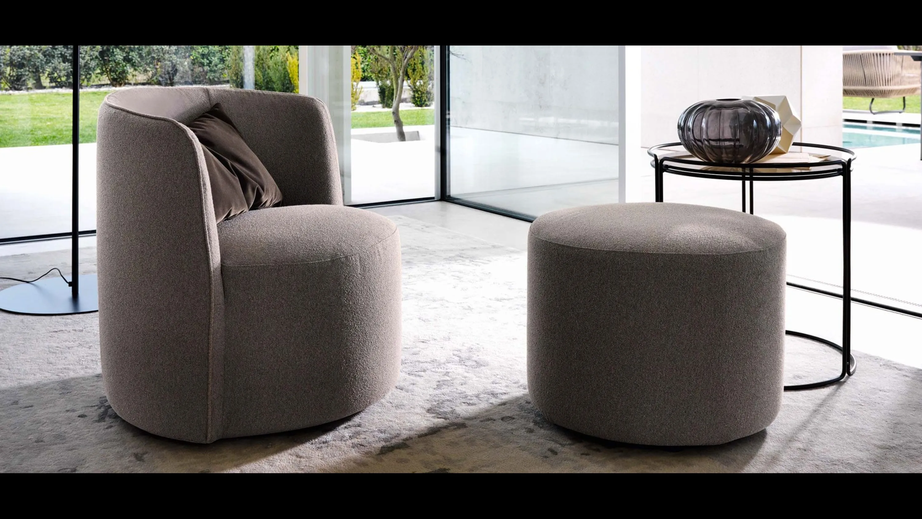 Poltroncina dalla forma rotonda e morbidamente imbottita Chloè di Ditre Italia