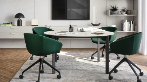 Sedia Operativa Cannes in tessuto dalla forma avvolgente di Cinquanta3